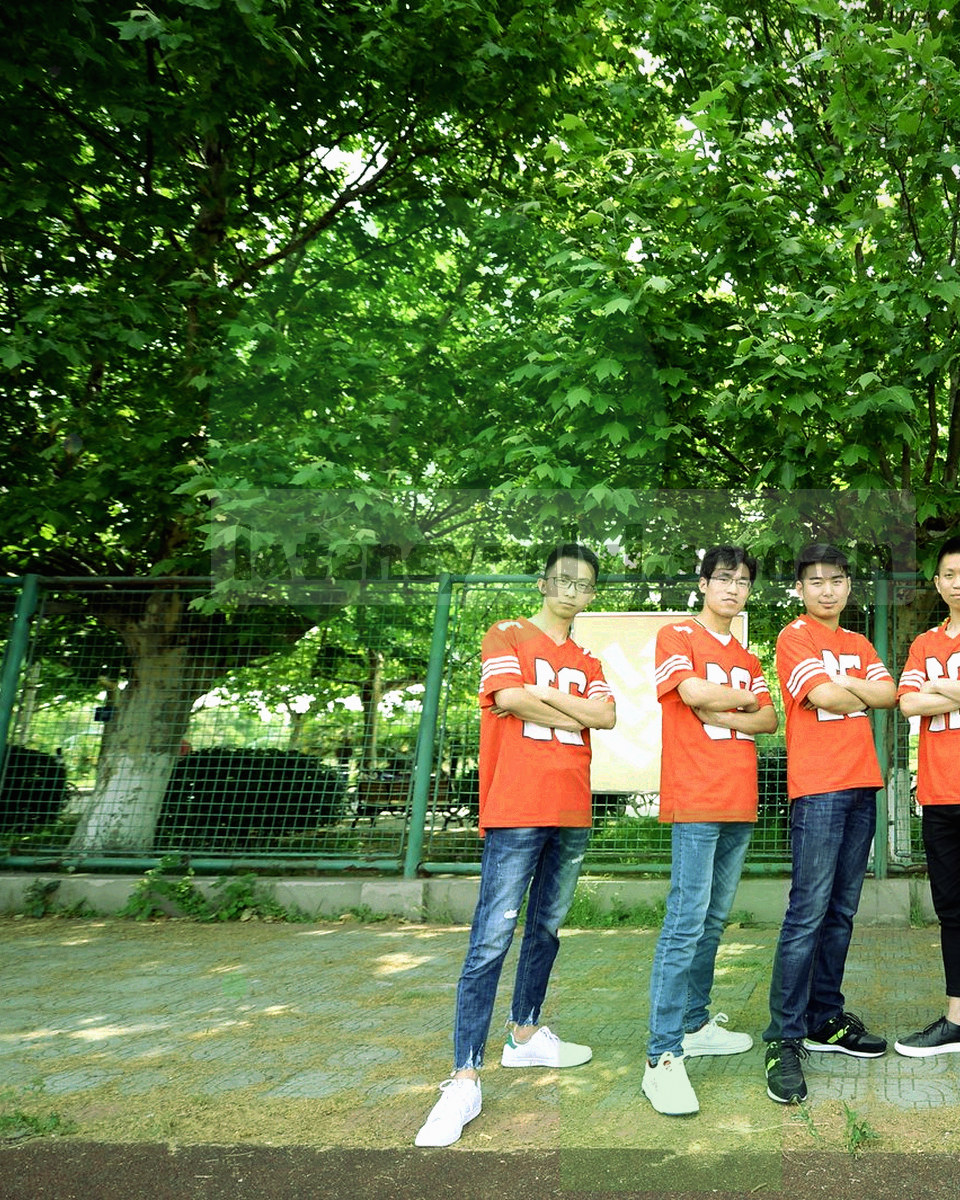 深蓝黑底上青绿发光线条串联多个探测节点，形似信号脉冲穿过中国区网络